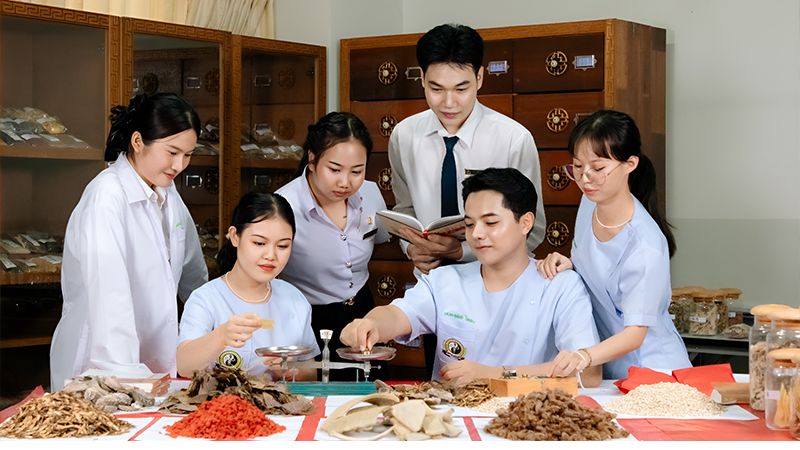 คณะแพทย์ตะวันออก เปิดรับสมัครนักศึกษาใหม่ประจำปีการศึกษา 2567 ตั้งแต่วันที่ 20  กรกฎาคม  2566  ถึงวันที 30 มิถุนายน  2567