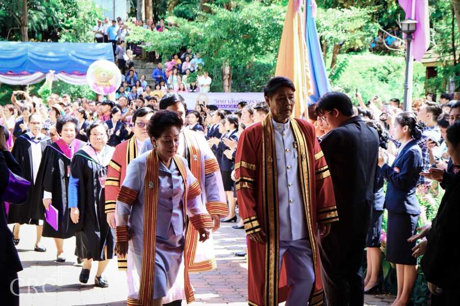 พิธีประทานปริญญาบัตร วิทยาลัยเชียงราย ประจำปีการศึกษา ๒๕๕๘ - ๒๕๖๐ #25