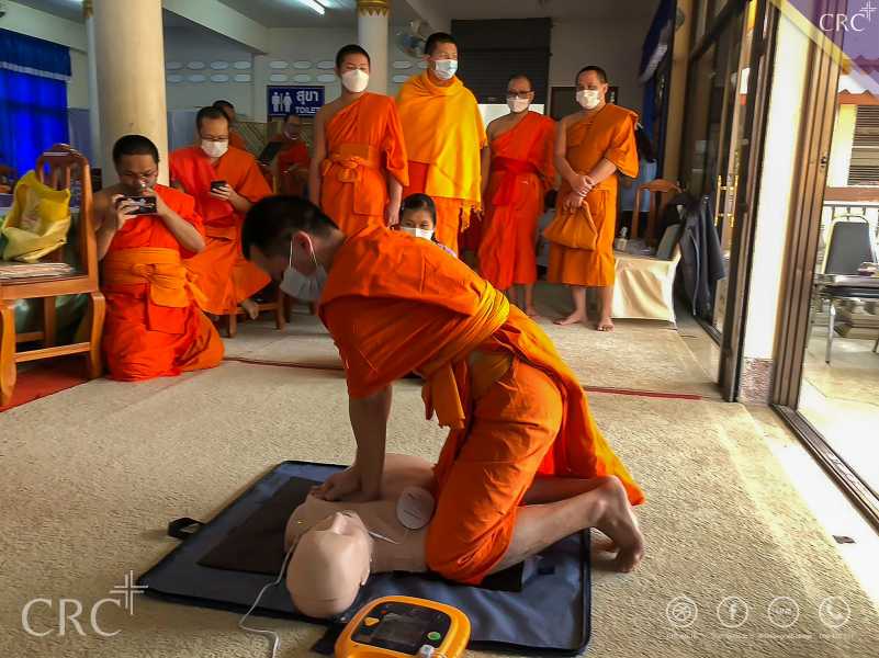เรื่องการปฐมพยาบาลและการช่วยฟื้นคืนชีพ ซึ่งจัดทำโครงการถวายความรู้ แด่พระภิกษุสงฆ์และสามเณรกลุ่มเสี่ยงโรคไม่ติดต่อเรื้อรัง #2