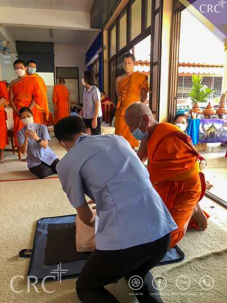เรื่องการปฐมพยาบาลและการช่วยฟื้นคืนชีพ ซึ่งจัดทำโครงการถวายความรู้ แด่พระภิกษุสงฆ์และสามเณรกลุ่มเสี่ยงโรคไม่ติดต่อเรื้อรัง #12
